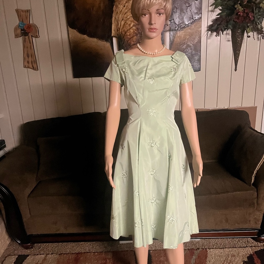 Vintage (1970’s) Mint Green Cocktail Dress W/ Floral Embroideries • Size Small - Picture 5 of 15